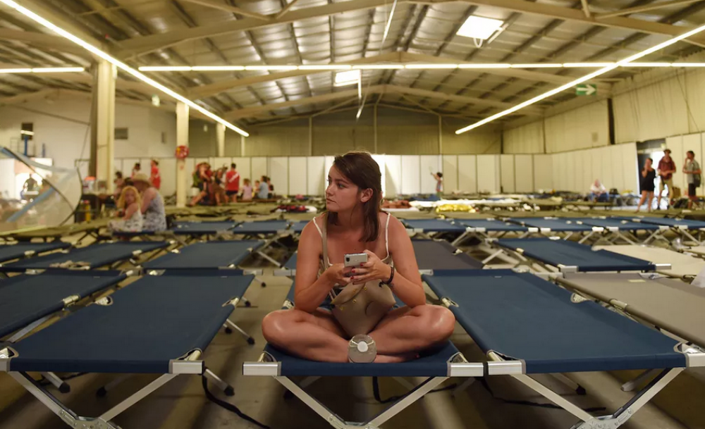 Turistas descansam em centro de evacua&ccedil;&atilde;o no sudoeste da Fran&ccedil;a. Mais de 10 mil pessoas, entre moradores e turistas, j&aacute; foram retirados de resid&ecirc;ncias e acampamentos na regi&atilde;o. &mdash; Foto: Gaizka Iroz/AFP