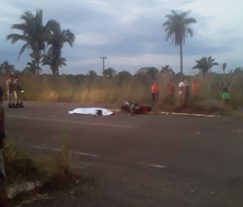 Batida entre moto e carro deixa vítima fatal em trevo na TO-010 de araguatins