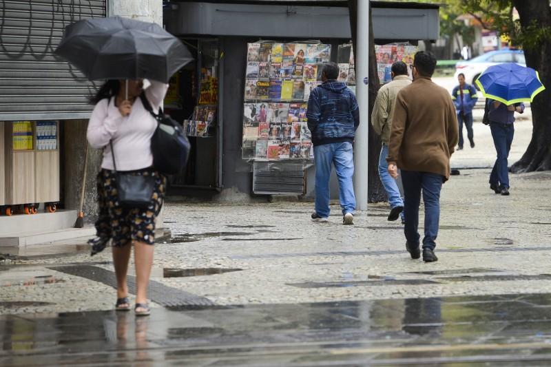 Chegada de frente fria derruba temperaturas no Rio