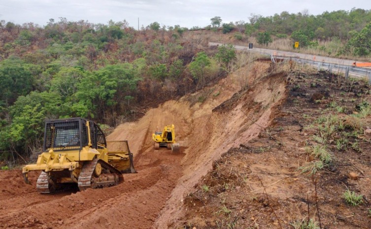 Governo do Tocantins realiza obra de recomposição de aterro em deslizamento na TO-255, na serra entre Monte do Carmo e Ponte Alta