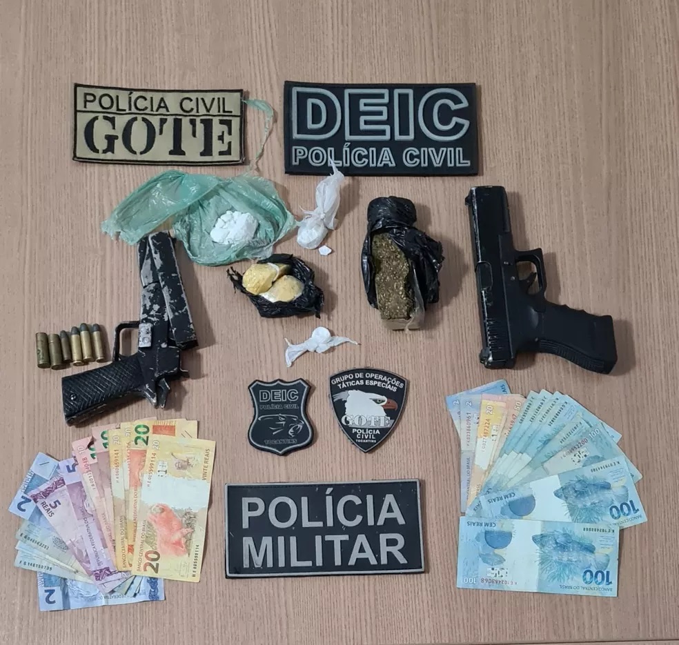 Arma, drogas e dinheiro apreendidos — Foto: Polícia Civil/Divulgação 