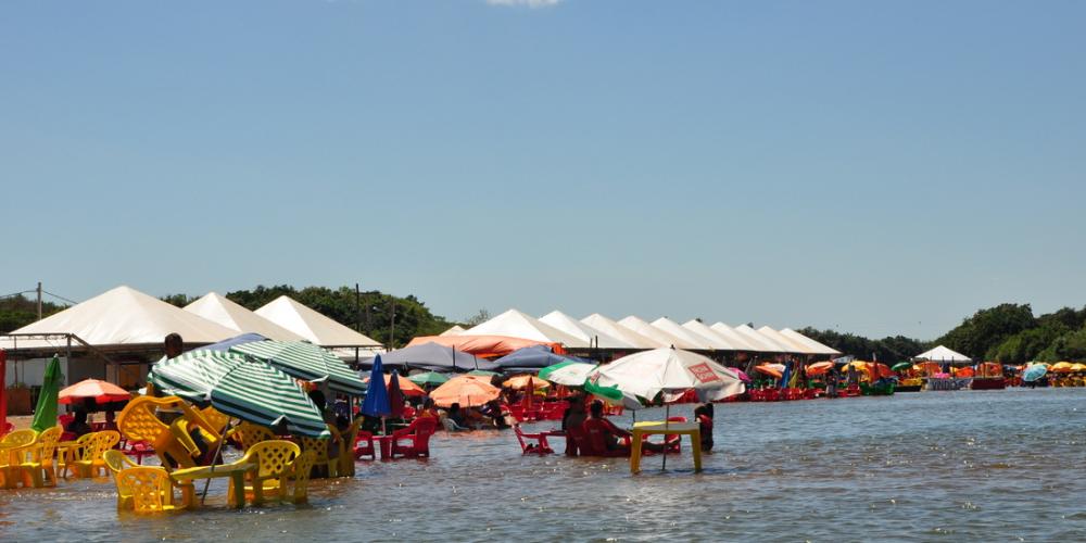 Muita desorganização e confusão marcam abertura da Praia da Ponta. Aquiles chama barqueiros de “vagabundos”