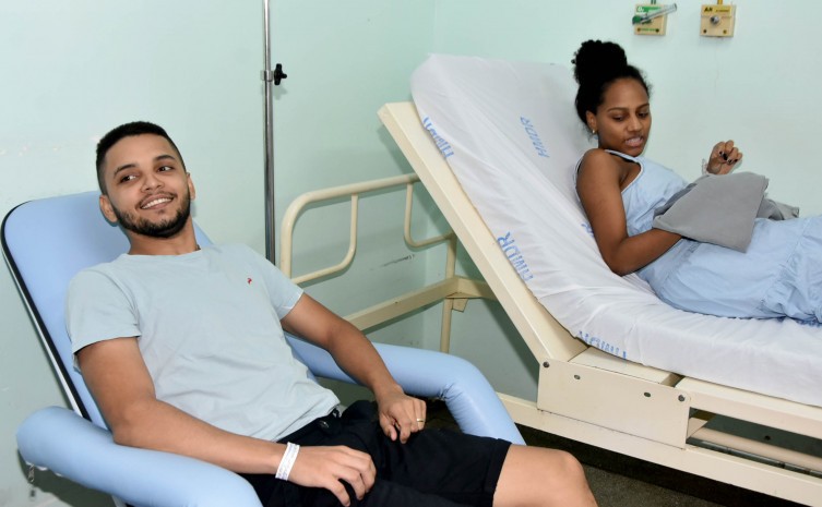 Acompanhante Giovani Leite, pai do pequeno Levi, utiliza a poltrona recebida na unidade - Foto: Erlene Miranda/Governo do Tocantins