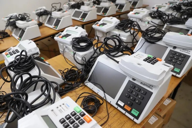 Urnas eletrônicas na central de distribuição do Tocantins
