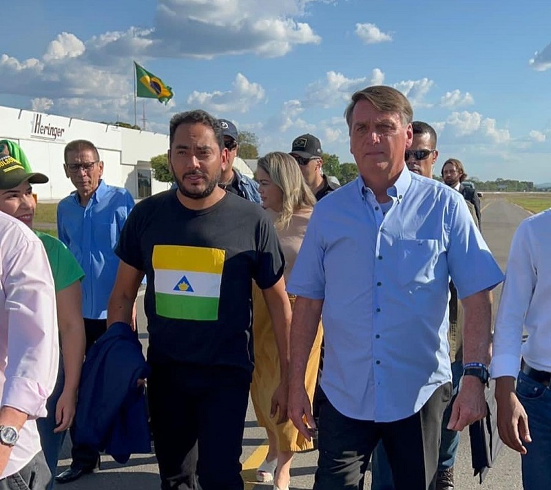 Bolsonaro participa de motociata e evento religioso