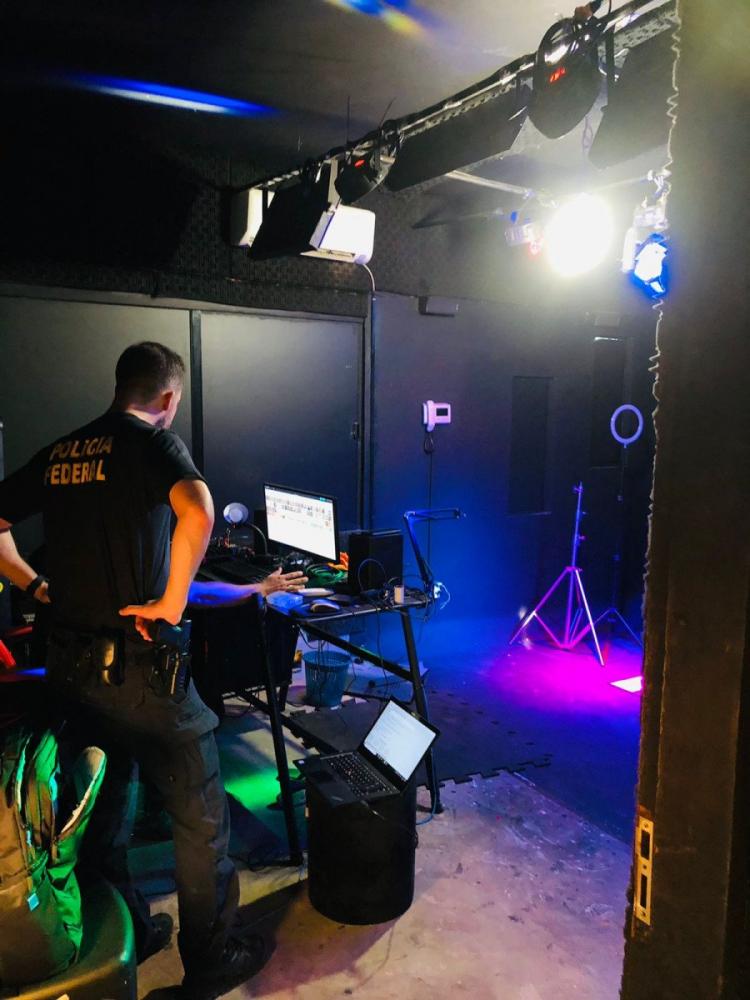 Policiais Federais fizeram buscas em computador do suspeito (Foto: Divulgação)