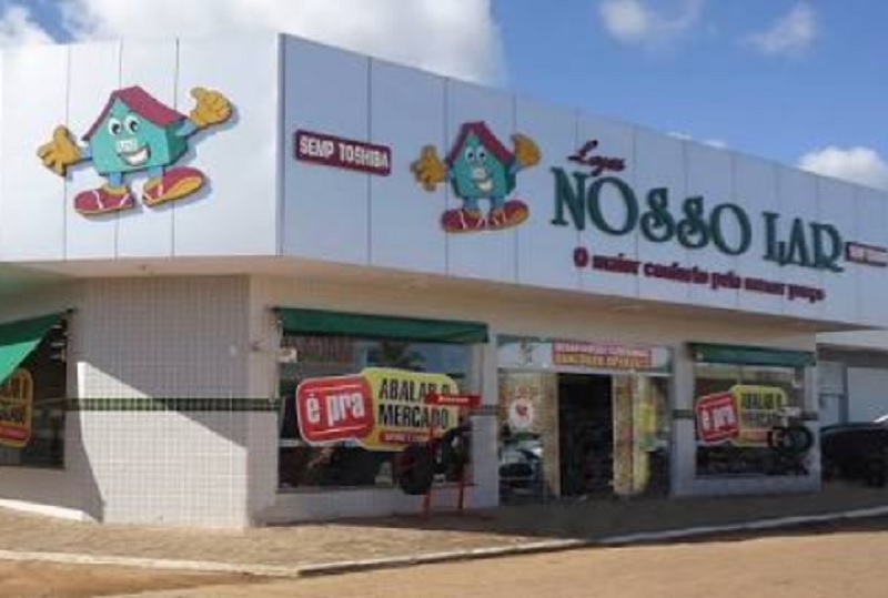 Criminosos arrancam janela de loja e furtam pelo menos 30 aparelhos celulares