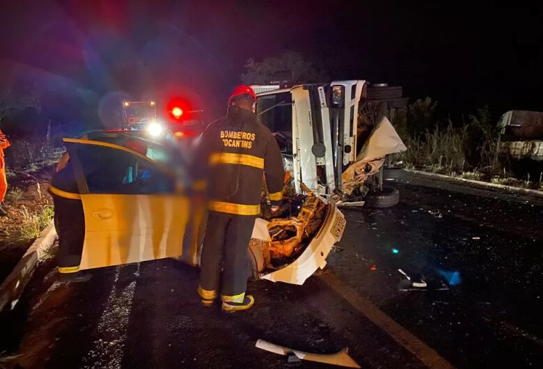 Carro de passeio ficou destruído e caminhão tombou em rodovia - Crédito: Divulgação/Bombeiros