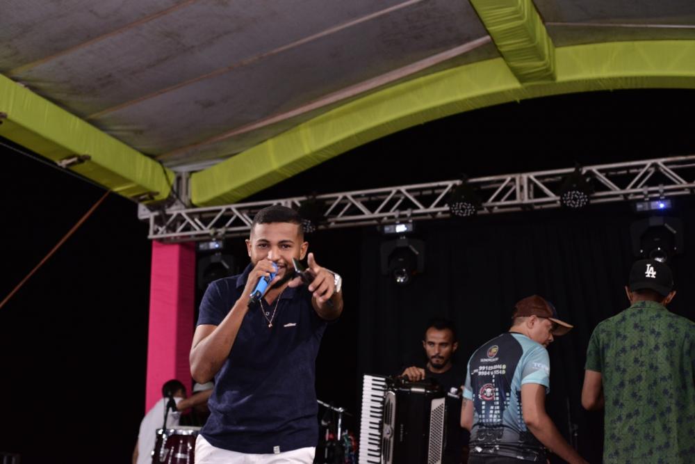 Locutor Wellington Safadão ganha palco na praia Salinas do Bico em Carrasco Bonito.