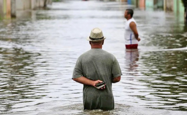 Em caso de alagamentos procurar a Defesa Civil - Foto: ShutterStock