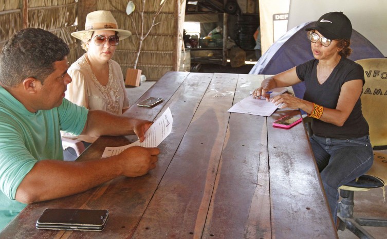 Mariah Soares e a assessora de apoio de gestão de políticas públicas Denise conheceram os projetos que estão sendo implantados na aldeia - Foto: Semarh/Governo do Tocantins