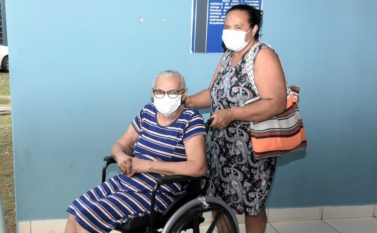 Iolanda Santos levou a mãe para casa, na nova cadeira de rodas - Foto: André Araújo/Governo do Tocantins