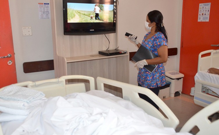 Setor de Humanização leva um equipamento de TV e um DVD com a opção de escolha de filmes pelo paciente e acompanhante - Foto: Luciana Barros/Governo do Tocantins