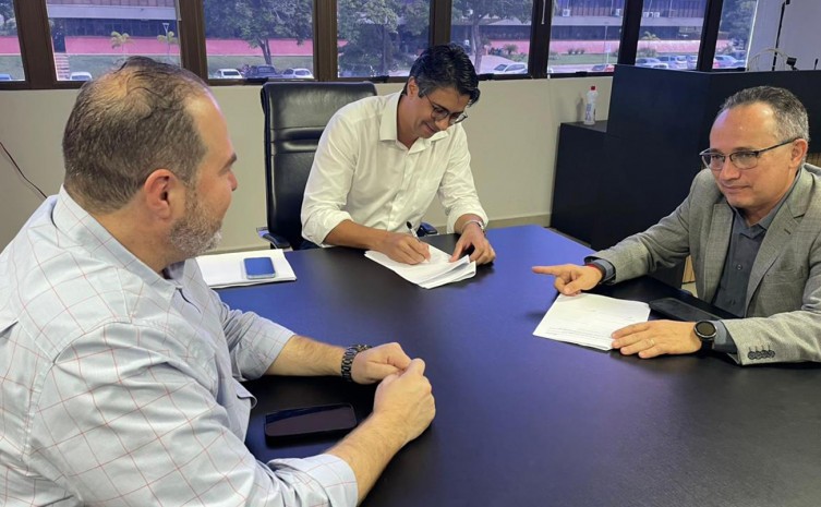 Secretário Afonso Piva assina termo para que unidades hospitalares recebam os investimentos para eficiência energética - Foto: Aldenes Lima/Governo do Tocantins