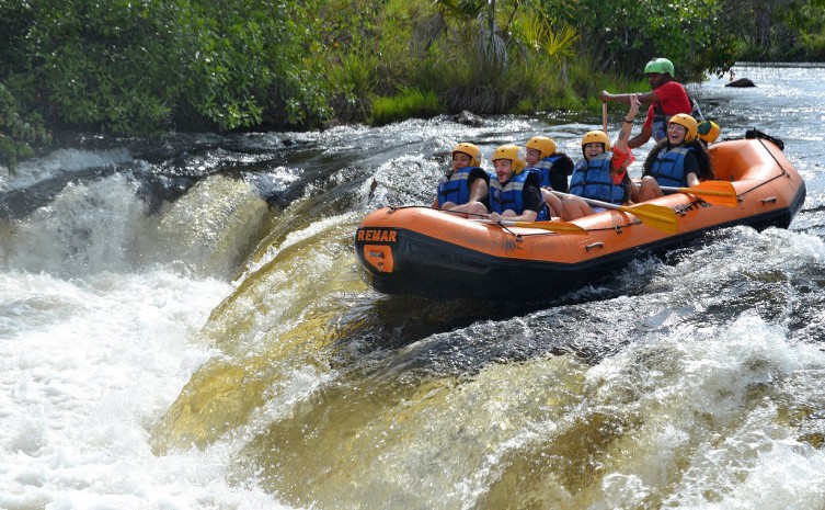 Turistas praticam rafting pelas corredeiras da Cachoeira da Velha - Foto: Flávio Cavalera/Governo do Tocantins