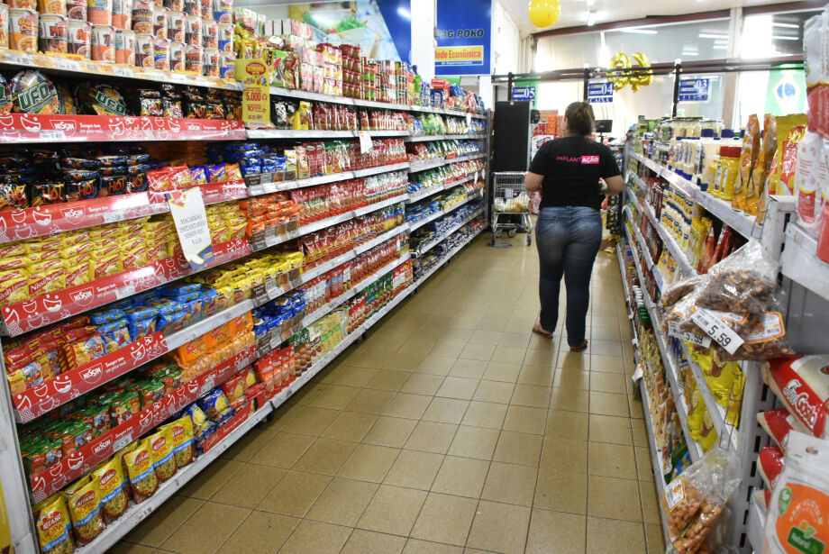 Em meio a discussões, salário mínimo de R$ 1.302 começa o ano valendo uma cesta básica e meia