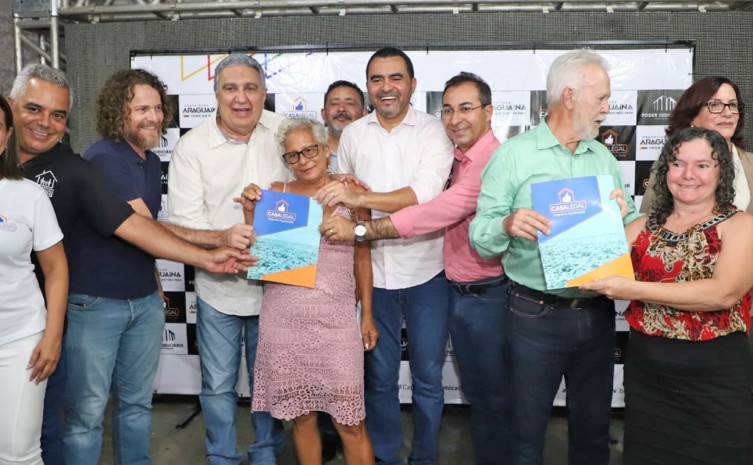 Governador Wanderlei Barbosa entrega mais de 400 títulos definitivos a moradores de Araguaína 