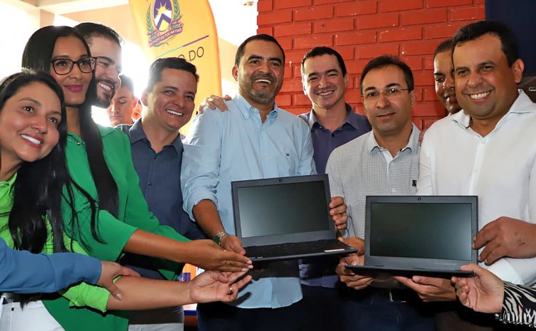 Em Araguaína, governador Wanderlei Barbosa entrega equipamentos do Programa Tô Ligado e 305 computadores para escolas