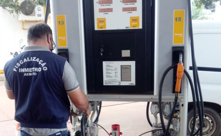 Metrologia reforça que bombas medidoras de combustível devem ter a marca oficial do Inmetro