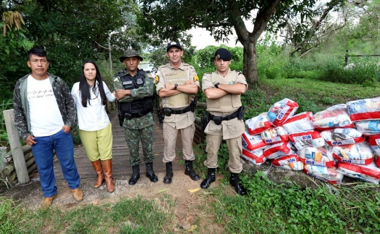 Governo do Tocantins entrega cestas básicas e redes de pesca para indígenas na Ilha do Bananal