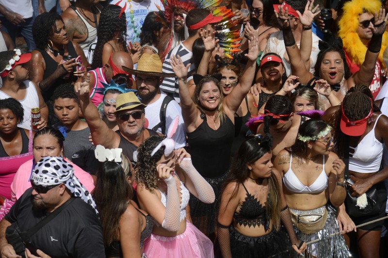 Cordão da Bola Preta arrasta multidão no centro do Rio de Janeiro