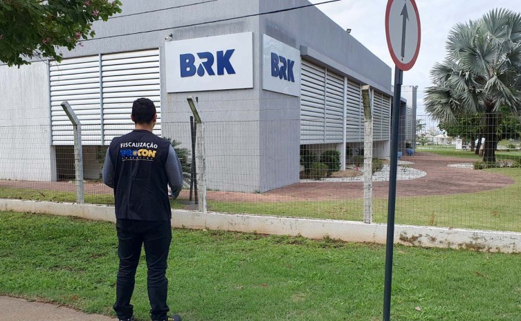Consumidores denunciam o recebimento de água com barro e Procon Tocantins notifica BRK