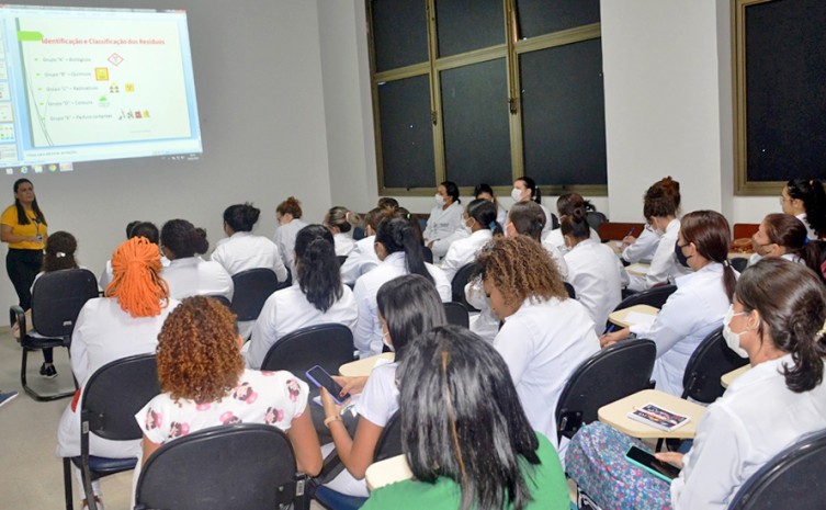 Capacitação visa orientar os novos estagiários sobre o manejo correto dos resíduos hospitalares - Foto: Ellayne Czuryto/Governo do Tocantins