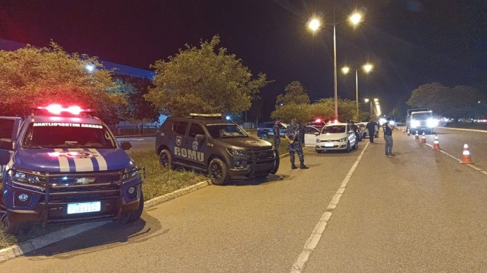 A Operação integrada ‘No trânsito escolha a vida’ abordou mais de 80 veículos e aplicou autos de infrações - Fotógrafo:Crédito: Sesmu/Divulgação
