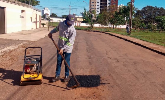 Registro de tapa-buraco sendo finalizado na Quadra Arne 74 (606 Norte) na última quarta, 26 - Fotógrafo:Seisp/Divulgação