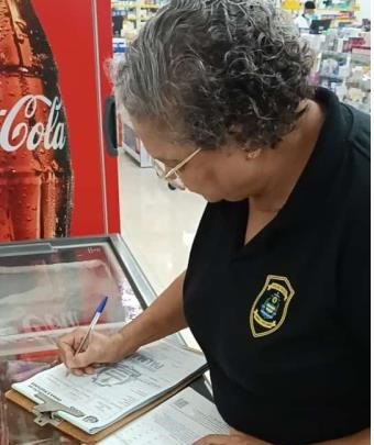 Fiscal da Secretaria Municipal de Desenvolvimento Urbano e Regional notifica estabelecimento farmacêutico na Capital - Fotógrafo:Divulgação