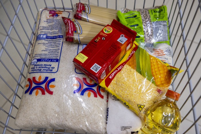 O quilo do arroz, está entre os itens de maior valor da cesta, chegando no maior valor de R$ 29,99, e no menor valor de R$ 19,79. - Fotógrafo:Lia Mara/Secom Palmas