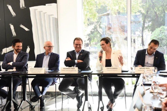 Em encontro com FNP e BNDES Cinthia Ribeiro busca alternativas para melhorar prestação do serviço de transporte coletivo - Fotógrafo:Ana Lícia