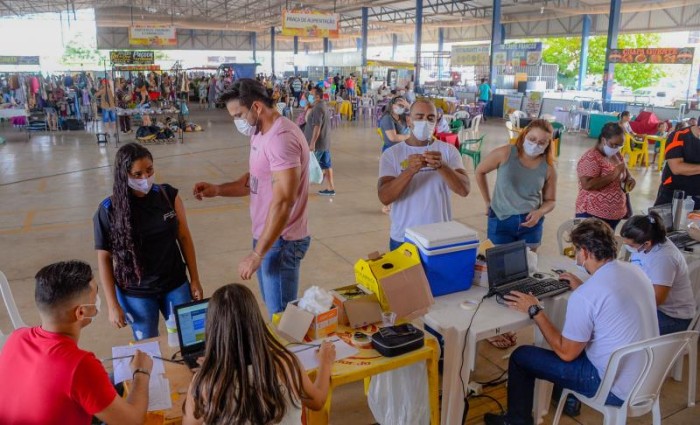 Semus oferece vacinação na Feira do Jardim Aureny I - Fotógrafo:Secom
