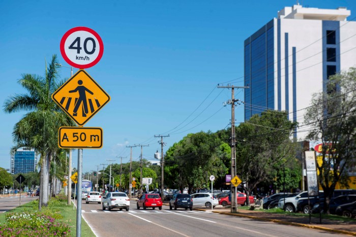 Placa de sinalização de proximidade com facilitador de travessia de pedestre na Av. JK - Fotógrafo:Luciana Pires/Secom Palmas