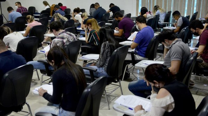 Candidatos durante prova do processo seletivo de residência jurídica em 2022 - Fotógrafo:Lia Mara