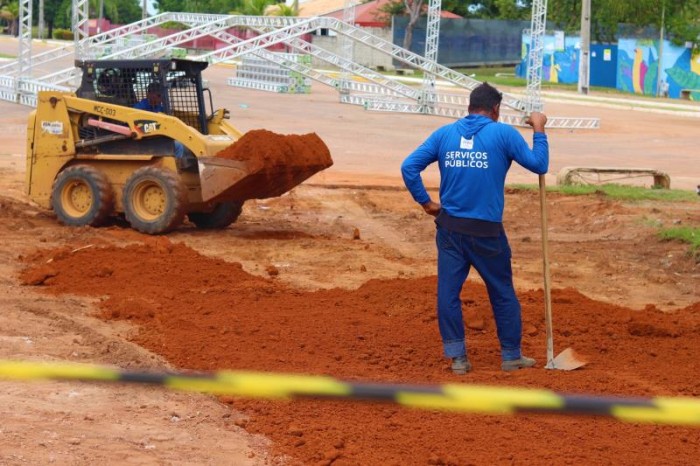 Serviço de aterramento de área que receberá rampa de acessibilidade na lateral de área onde será erguido show do aniversário de Palmas - Fotógrafo:Divulgação