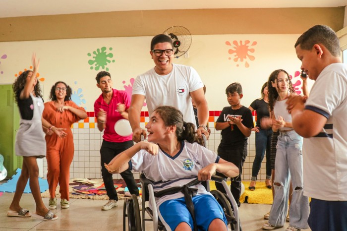 Reunidos e contagiados pelo momento, os alunos cantaram canções que falam de amor e cuidado e fizeram coreografias - Fotógrafo:Divulgação