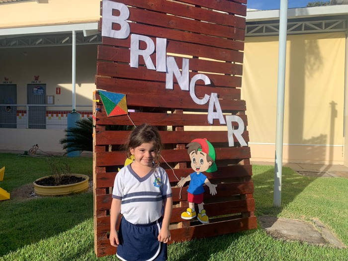 Maria Gabriela Amorim, de apenas três aninhos, revela que prefere pular amarelinha com as coleguinhas de turma - Fotógrafo:Agnes Bittencourt / Semed