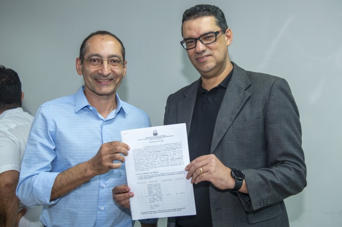 O presidente do Impup Lúcio Milhomem (d) e o diretor da Empresa Ária Empreendimentos Sustentáveis durante assinatura de contrato para o Plano Viário Estruturante - Fotógrafo:Nenhum