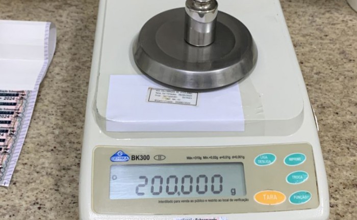 Agência de Metrologia verifica balanças de pesagem em farmácias de manipulação