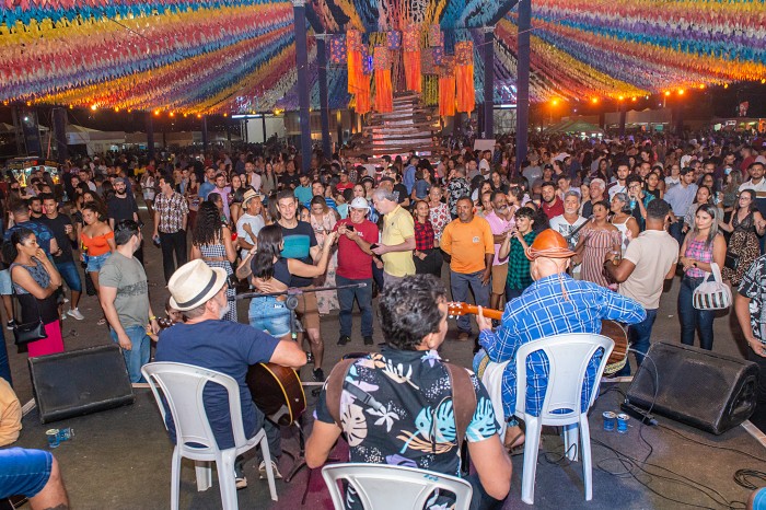 Penúltima noite de apresentações de quadrilhas juninas e shows do 30ª edição do Arraiá da Capital(à direita) cantor Lucimar se apresentando no Coreto do Forró. - Fotógrafo:Lia Mara/Secom Palmas