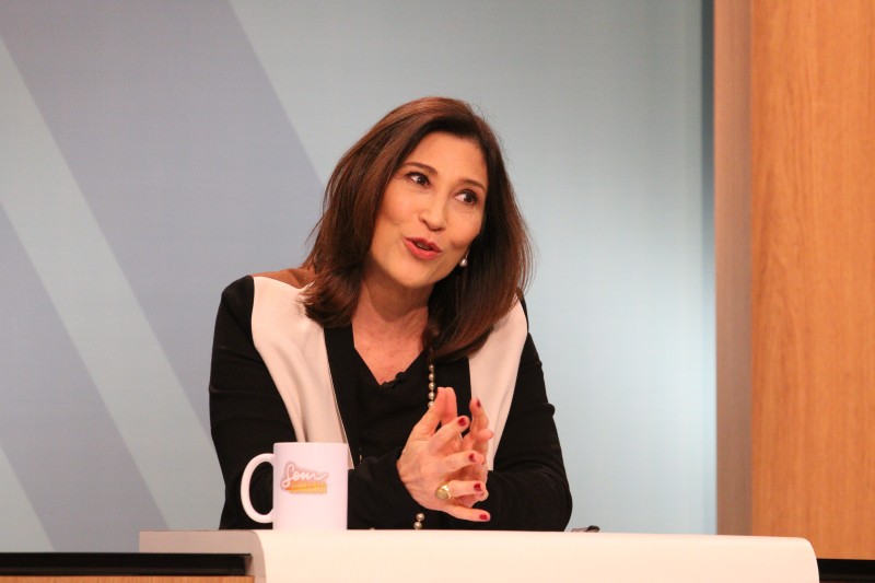 Beth Goulart marca presença no Sem Censura desta segunda