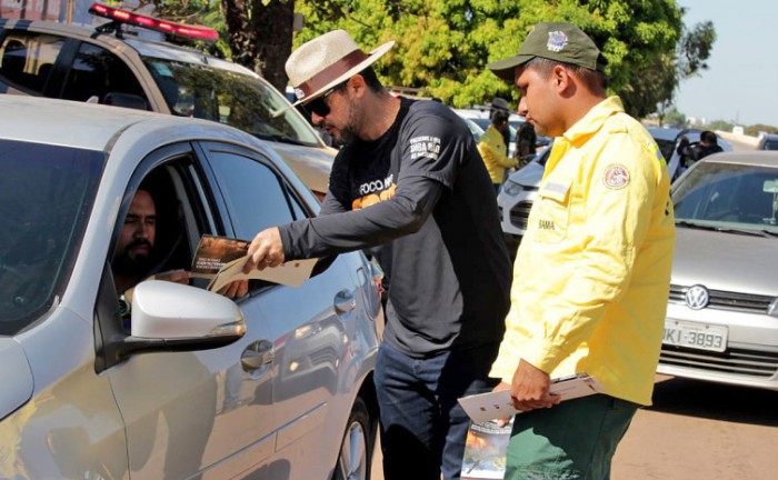 Material do projeto Foco no Fogo foi distribuído em ação educativa na TO-050 - Foto: Fernando Alves/Governo do Tocantins