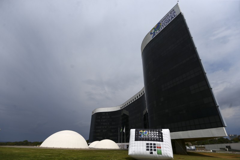Candidatos no 2° turno podem retomar campanha na rua às 17h de hoje