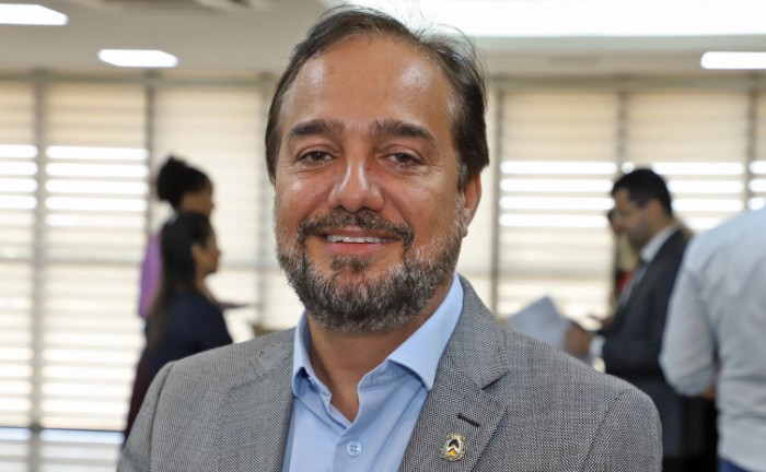 Vice-governador Laurez Moreira assina termo aditivo que vai permitir empresa produzir cerca de 2 milhões de ovos por dia no Tocantins