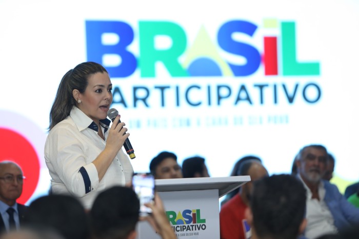 Prefeita: “fico feliz em ser uma das anfitriãs de um evento tão importante como este. O governo federal está indo até as pessoas, é gratificante discutir políticas públicas na expectativa de torná-las cada dia mais eficientes