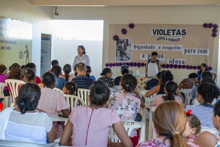 Membro da equipe de Gestão de Benefícios de Transferência de Renda da Sedes, Cecília Marques tirou dúvida dos participantes nesta terça, 20 - Fotógrafo:Luciana Pires/Secom Palmas