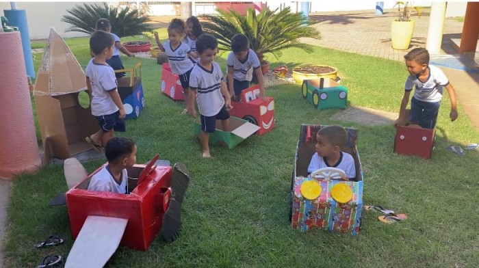 Ao final da atividade, as crianças se divertiram dentro de carrinhos de papelão construídos por elas próprias com a participação de familiares - Fotógrafo:Divulgação
