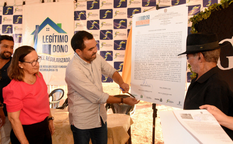 Como parte da política de regularização fundiária do Estado, Wanderlei Barbosa, participou nesta quinta-feira, 13, da entrega simbólica dos primeiros 50 títulos definitivos de regularização fundiária a moradores de Recursolândia - Foto: Governo do Tocanti