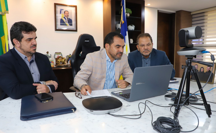 Reunião no gabinete do governador Wanderlei Barbosa contou com a participação do secretário da Seplan, Sergislei de Moura, e o secretário-chefe da Casa Civil, Deocleciano Gomes Filho - Foto: Esequias Araújo/Governo do Tocantins 